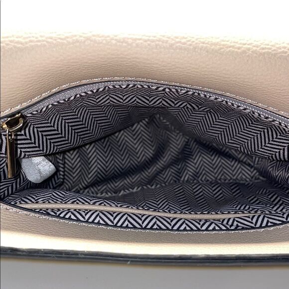 Elegant Beige Crossbody Bag - Picture 7 of 8